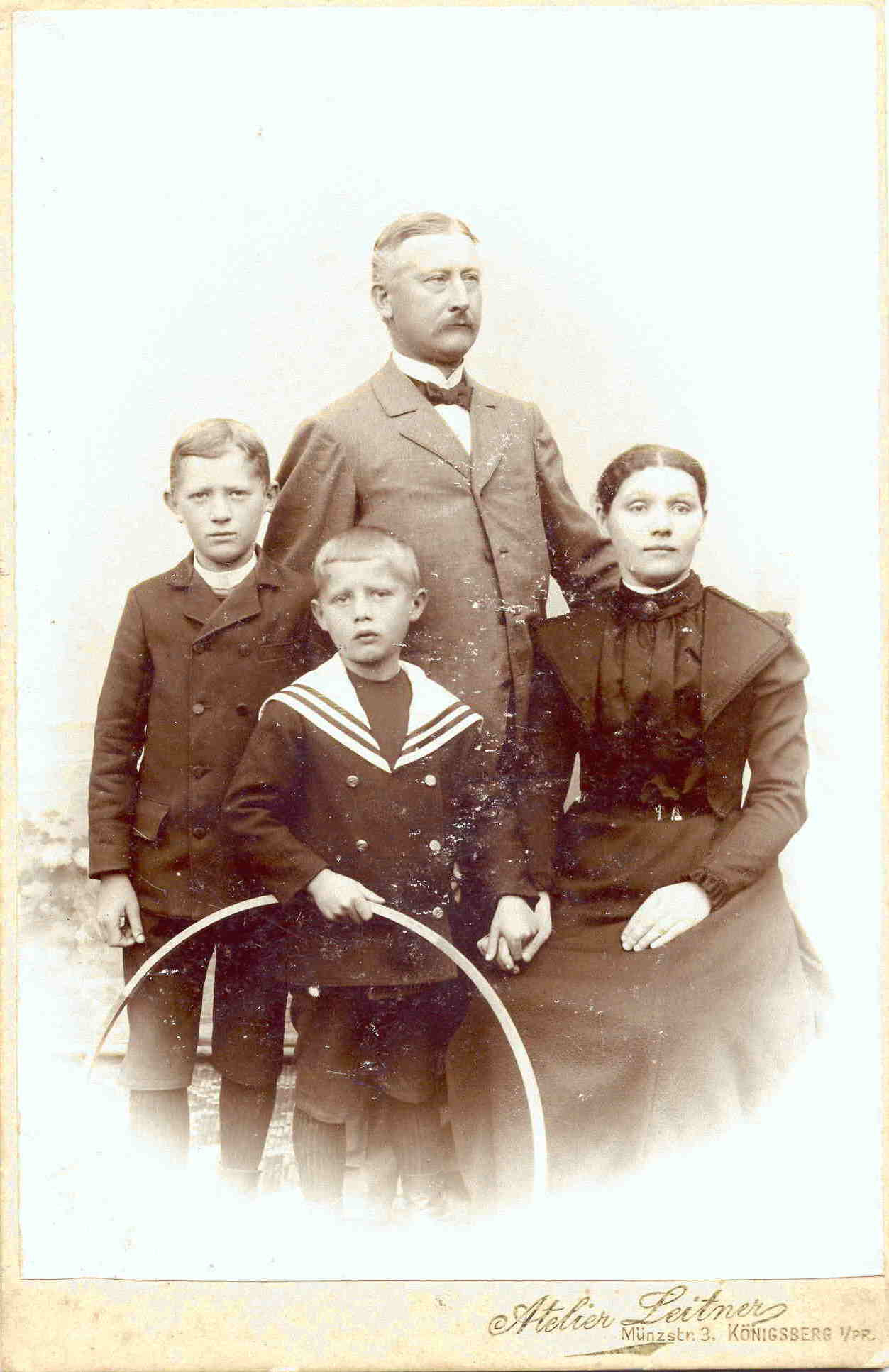Julius Liedtke mit Frau und Kindern