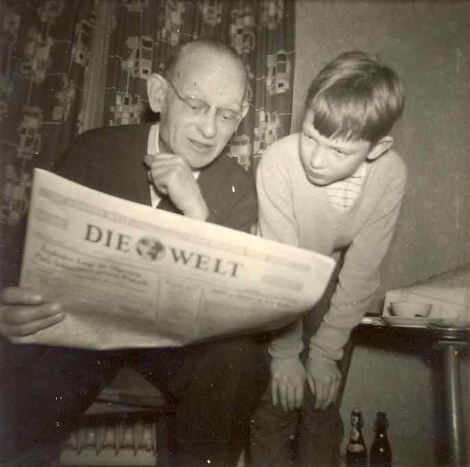 Mein Vater und ich beim Zeitunglesen